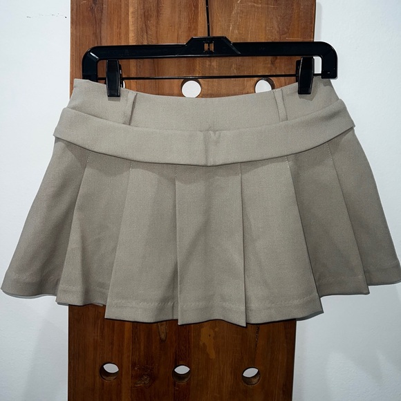🆕 Oh Polly Laurel Square Neck Tailored Top and Maize Pleated Mini Skirt - Picture 11 of 16